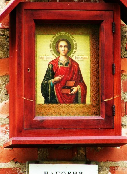 В 1920-е гг. храмы Крутицкого подворья были закрыты.
Церковная утварь разграблена, изображения на стенах замазаны,
надгробия митрополитов в храме Воскресения частично разбиты.
В 1920 году Успенский собор был передан под общежитие
Московскому военному округу. В 1920-е гг. храмы Крутицкого подворья были закрыты.
Церковная утварь разграблена, изображения на стенах замазаны,
надгробия митрополитов в храме Воскресения частично разбиты.
В 1920 году Успенский собор был передан под общежитие
Московскому военному округу.