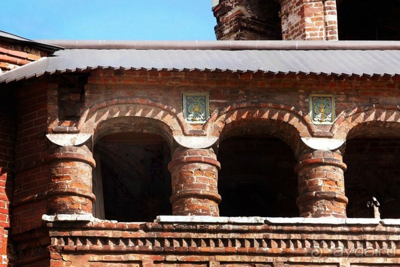 Успенские переходы, соединяющие Терем и Малый Успенский собор, украшены одиночными изразцами: Успенские переходы, соединяющие Терем и Малый Успенский собор, украшены одиночными изразцами: