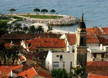 ..Посмотреть сверху на просыпающийся город...Трудно  оторваться от наблюдения за рассветом, ежеминутно делающим все более яркими краски стен старинных кварталов.