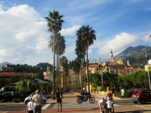 Ментон не гонится ни за  богатством Монако, ни за репутацией творческого города, как Канны и некоторые городки на вершинах холмов, но гордится своим климатом и круглогодичным созреванием цитрусовых.