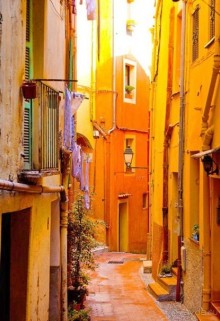 Бурная история Ментона хорошо заметна и в облике города, и в его языке - ментонаски, как зовут себя местные жители, до сих пор широко используют диалект "провансаль-нисар", вобравший в себя множество словоформ из окситанского и лигурийского языков.