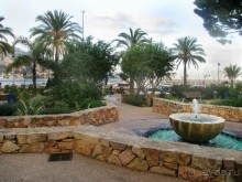 Главной изюминкой города стали великолепные сады, просторные лимонные, апельсиновые и оливковые рощи, а также заросли пальм и диковинных тропических растений.