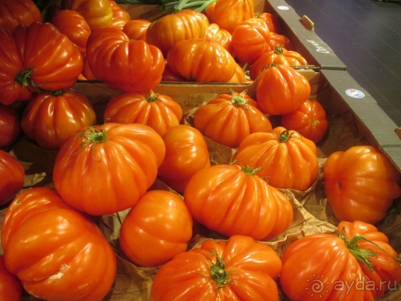 А рядом с "блошиным"  рынок импортных овощей и фруктов....