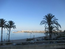 Обязательно надо выйти на берег рано утром, где пока нет никаких звуков, кроме легкого шелеста прибоя.