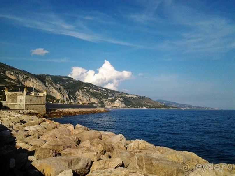 Маленькая крепость, носящая название Бастион, смотрится на берегу Средиземного моря весьма уместно.  А прямо под этим белым облаком находится Италия.