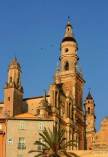 В церкви хранится ретабло, работы Андре Манчелло (XVI века),а также расписная деревянная статуя Архангела Михаила (XVIII века) и множество других произведений церковного искусства.