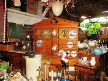 На блошином рынке не хуже чем в музее: можно увидеть массу интересных вещей