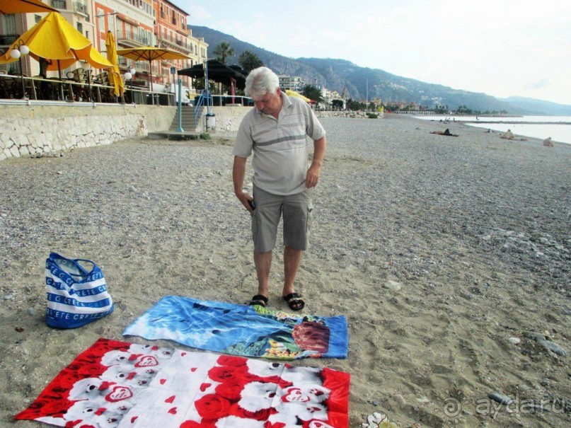 Сторонники пляжного отдыха оценят наличие в центре города песчаных пляжей, пусть и не очень больших по размеру. Ну, а тот кому не хватит места на песочке, сможет вполне неплохо устроиться и на большом галечном пляже...