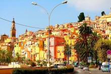 С северной стороны город надежно спрятан от погодных неурядиц Приморскими Альпами, поэтому здесь никогда не бывает плохой погоды, здесь практически круглый год голубое море и яркое солнце.