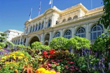 Дворец Европы, в котором расположен Офис по туризму Ментона. В то же время во Дворце Европы проводится международная выставка орхидей