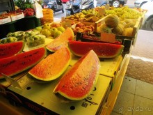 А рядом с "блошиным"  рынок импортных овощей и фруктов....