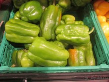 А рядом с "блошиным"  рынок импортных овощей и фруктов....