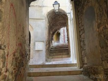 Свидетельства присутствия в этой местности людей относятся еще ко временам верхнего палеолита .В Средние века Ментон принадлежал графству Прованс, затем Генуе. С 1346 по 1848 гг. этим плодородным местом владело монакское семейство Гримальди....