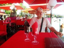 В городе около 200 ресторанов и кафе. В основном, этом итальянские и французские уличные заведения.