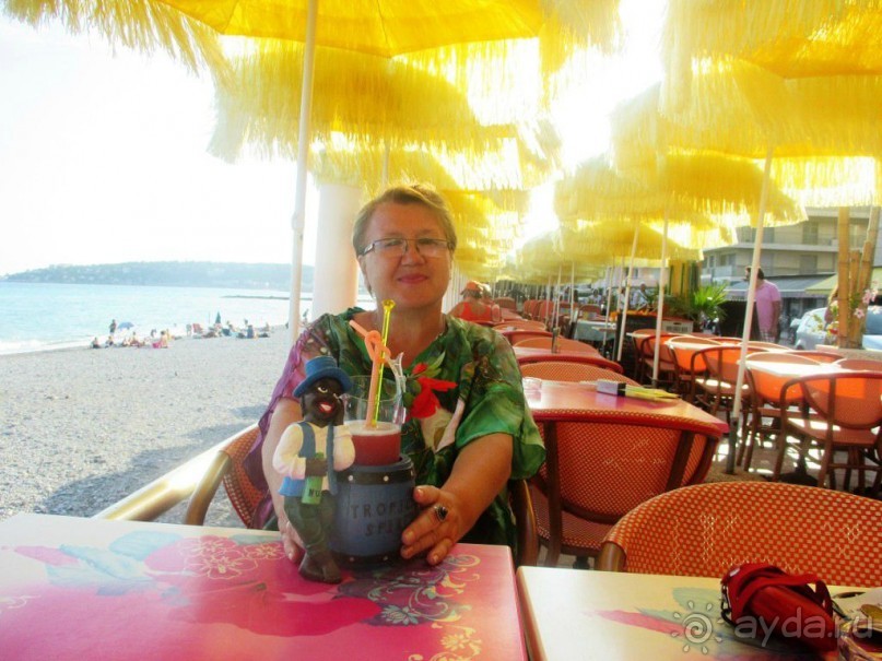 ....или не торопясь выпить тропический коктейль......