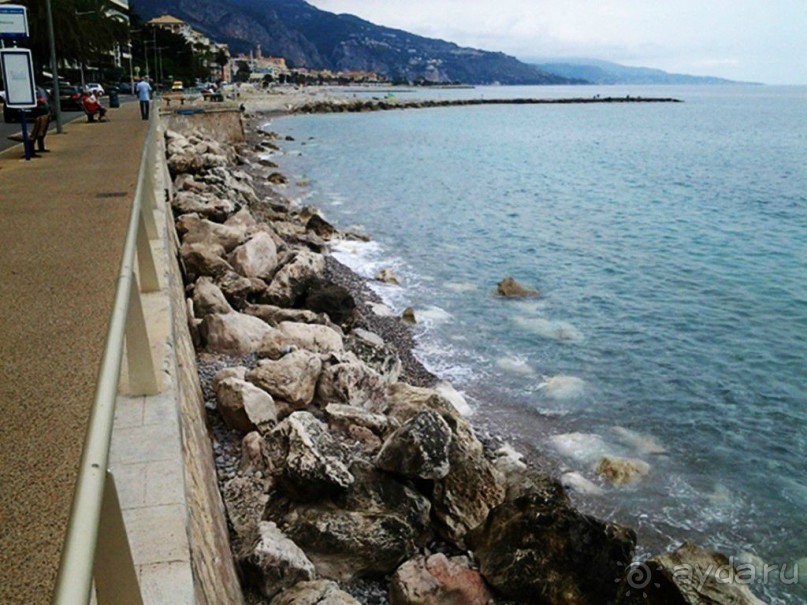 Туристические буклеты, призывающие отдохнуть на Лазурном берегу именно в Ментоне, обещали прекрасные песчаные пляжи.