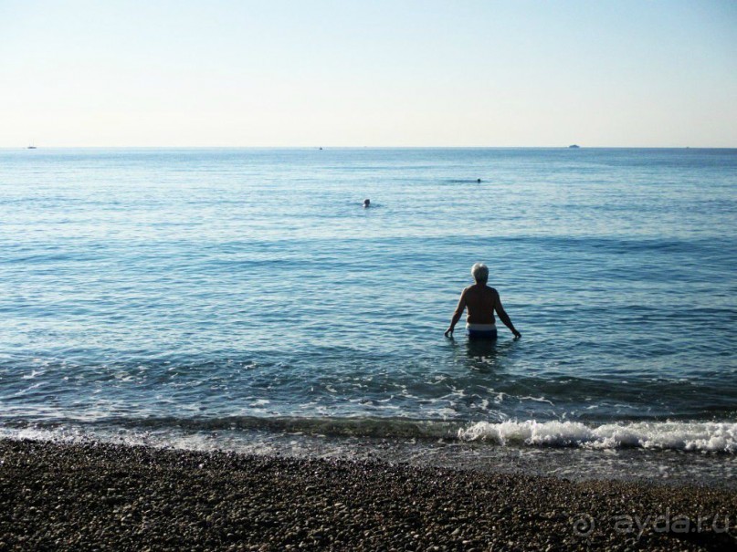 С утра и до обеда хорошо провести время на пляже и, хотя море на входе немного прохладное, а пляж галечный и на полотенце много не належишься, все равно здорово! Вода чистейшая и прозрачная до самого дна.