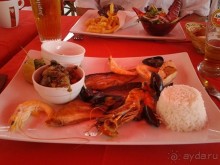 Фирменными считаются блюда из даров моря, умелые повара готовят рыбу на гриле и подают с восхитительными гарнирами.