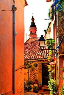 Яркие, сочные краски Старого года привлекают сюда толпы туристов, фотографов и художников.