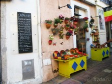 Извилистые улочки, теряющиеся в садах, приведут вас к оживленному центру, где расположено множество маленьких бутиков и магазинчиков, артистических ателье и небольших рынков.........