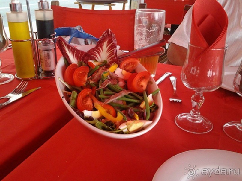 Сильное влияние на кулинарные традиции Ментона оказала Италия, во время прогулки по историческому району города отдыхающие могут обнаружить огромное количество уютных бистро.