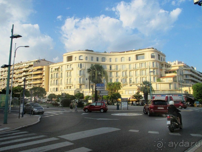 Город расположен в самом центре Франции, это известный пляжный курорт, город мимоз и жаркого солнца.