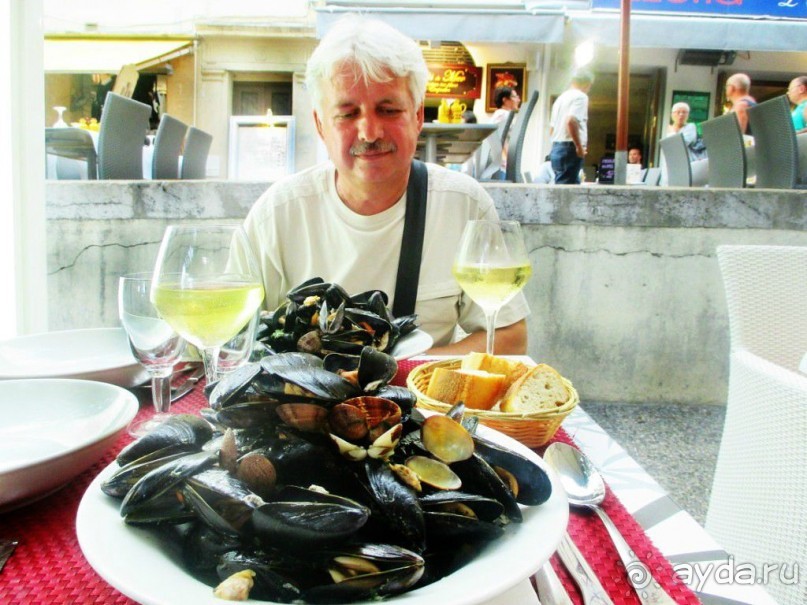 После трех-четырехчасового купания и загорания, можно отобедать в в уличном кафе жаренными мидиями с белым сухим вином....