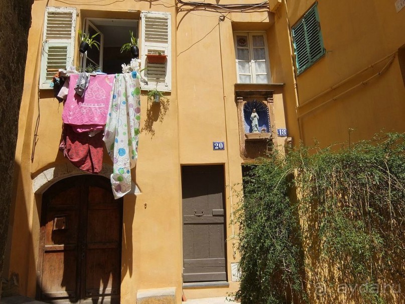 Старый город Ментона - это самая настоящая Италия во Франции. Это касается как архитектуры, так и большого числа заведений, принадлежащих итальянцам