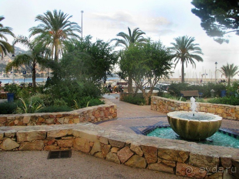 Главной изюминкой города стали великолепные сады, просторные лимонные, апельсиновые и оливковые рощи, а также заросли пальм и диковинных тропических растений.