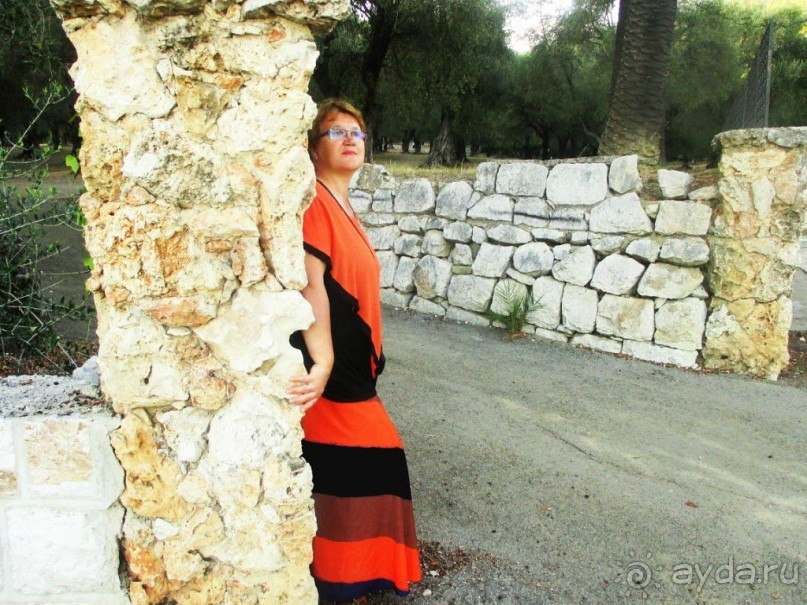 Удивительная оливковая роща, занимает территорию в 3 га. Возраст некоторых из 530 деревьев достигает более тысячи лет. Гуляя по парку, невольно вспоминаешь Древнюю Грецию.