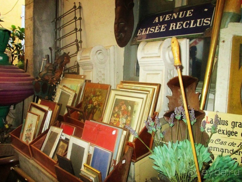 Почти каждую пятницу напротив Музея Жана Кокто в Ментоне устраивается маленькая барахолка мебели, аксессуаров для дома и других приятных вещиц.Часто можно встретить мебель в стиле ар-нуво и ар-деко, интересные картины или красивый ретро-граммофон.