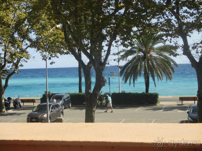 С балкона нашего номера в отеле открывается вид прямиком на Лазурный берег.