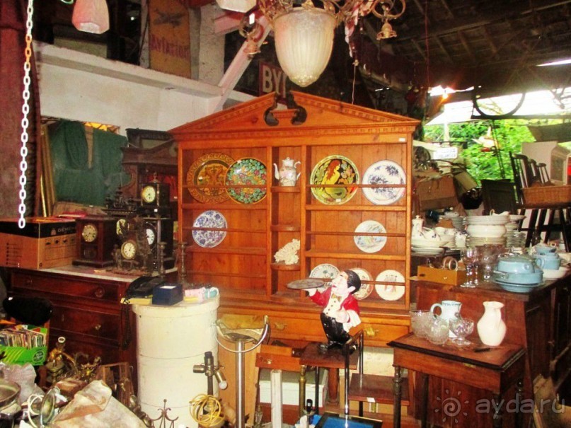 На блошином рынке не хуже чем в музее: можно увидеть массу интересных вещей