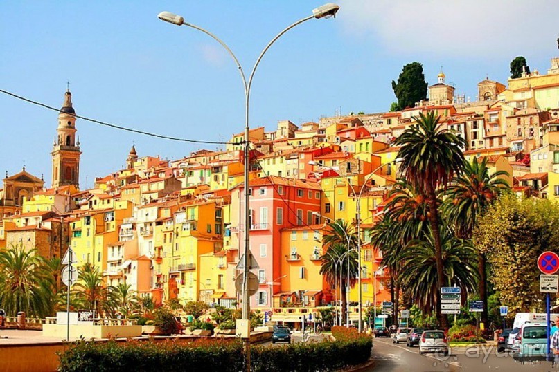 С северной стороны город надежно спрятан от погодных неурядиц Приморскими Альпами, поэтому здесь никогда не бывает плохой погоды, здесь практически круглый год голубое море и яркое солнце.