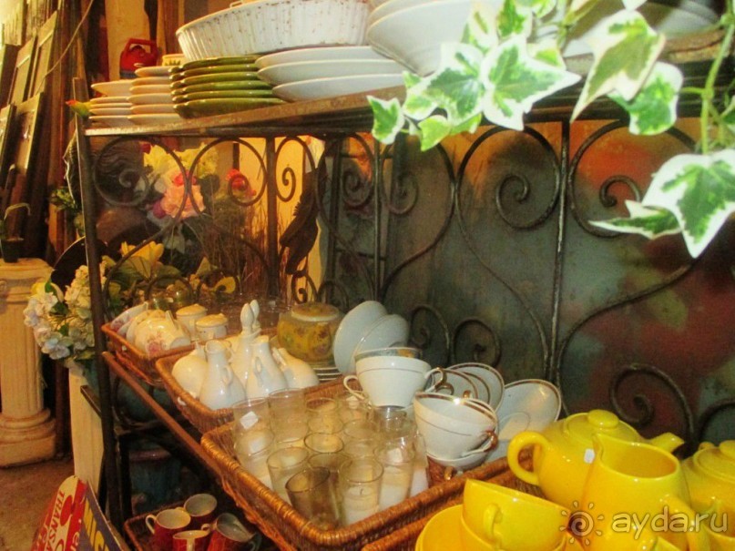 В любом случае новый аналог подобных брендов будет стоить в несколько раз дороже, а некоторые коллекции сервизов, люстр, бра и ламп уже нигде днем с огнем не сыщешь. Можно купить себе несколько старинных чашек......