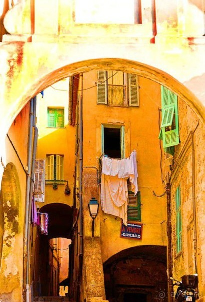 Это все фотографии из  серии "Любимое...В Ментоне превалируют насыщенно-пастельные и терракотовые оттенки зданий и типичные итальянские домики с темно-желтыми фасадами,