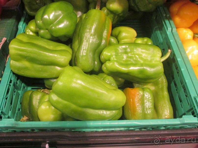 А рядом с "блошиным"  рынок импортных овощей и фруктов....