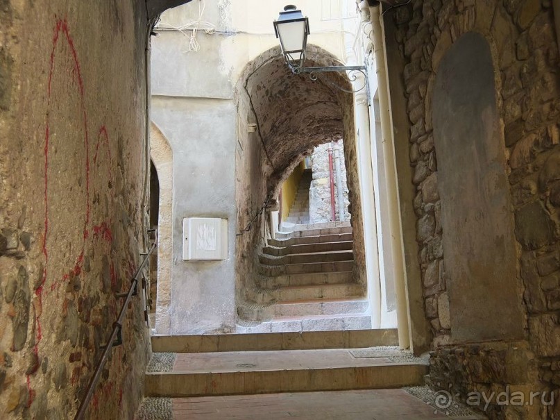 Свидетельства присутствия в этой местности людей относятся еще ко временам верхнего палеолита .В Средние века Ментон принадлежал графству Прованс, затем Генуе. С 1346 по 1848 гг. этим плодородным местом владело монакское семейство Гримальди....