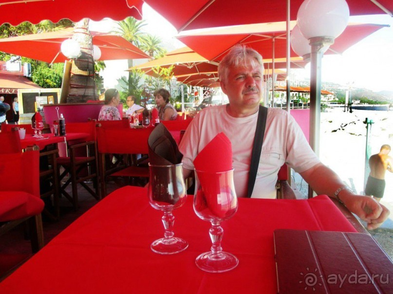 В городе около 200 ресторанов и кафе. В основном, этом итальянские и французские уличные заведения.