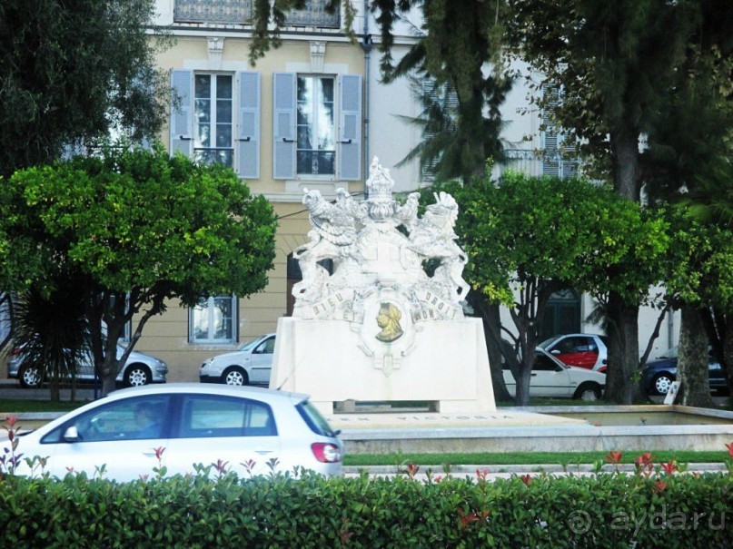 Сегодня Ментон представляет из себя амфитеатром спускающийся к морю, тихий и живописный приморский город, пропитанный колоритом и традициями двух самобытных европейских культур - французской и итальянской.