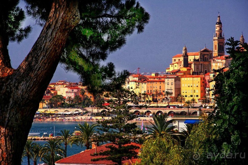 "Столица лимонов", приятный городок, где солнце светит 316 дней в году - подходящее для отдыха  местечко. Летом здесь нет изнуряющей жары (впрочем, как и на всем Лазурном берегу) из-за низкой влажности. Отдых в Ментоне очень комфортный.