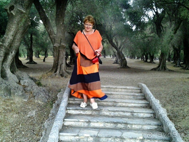 Сад спроекти­ровал художник Фердинанд Бак, разместивший в нем лестницы, осеняе­мые кипарисами.