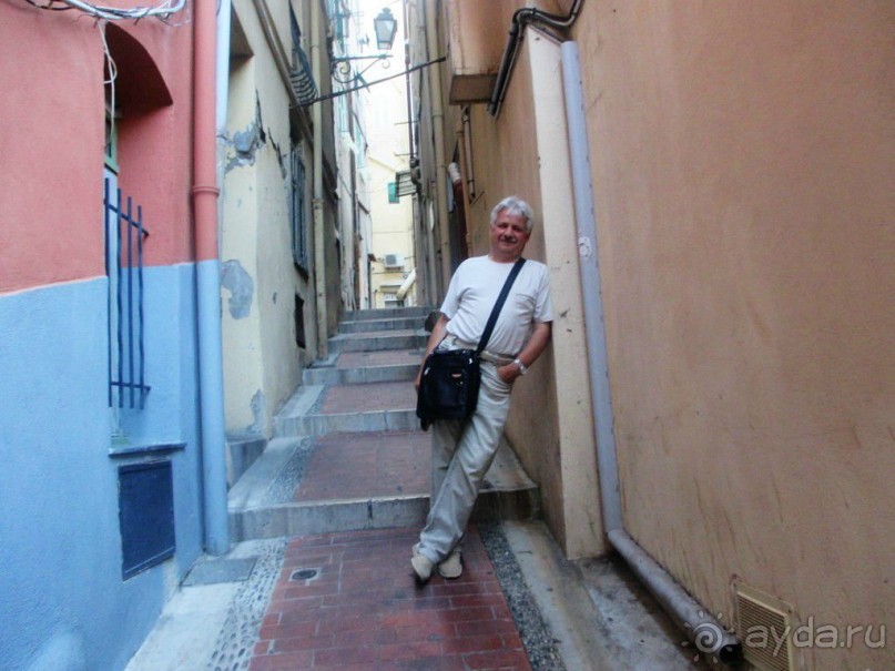 Ментон известен очень давно - уже на рубеже тысячелетий здесь, на дороге Виа-Юлия-Августа, находился небольшой торговый пост, да и сам этот древний торговый путь можно до сих пор видеть в образе улицы rue Longue, которая пересекает Старый город.