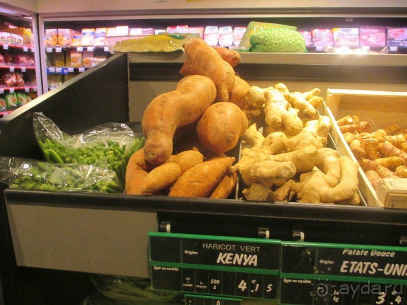 А рядом с "блошиным"  рынок импортных овощей и фруктов....