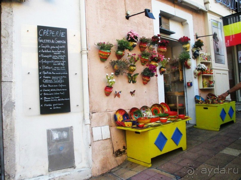Извилистые улочки, теряющиеся в садах, приведут вас к оживленному центру, где расположено множество маленьких бутиков и магазинчиков, артистических ателье и небольших рынков.........