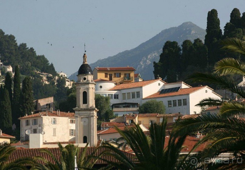 В качестве утренней разминки, можно подняться на холм к собору......