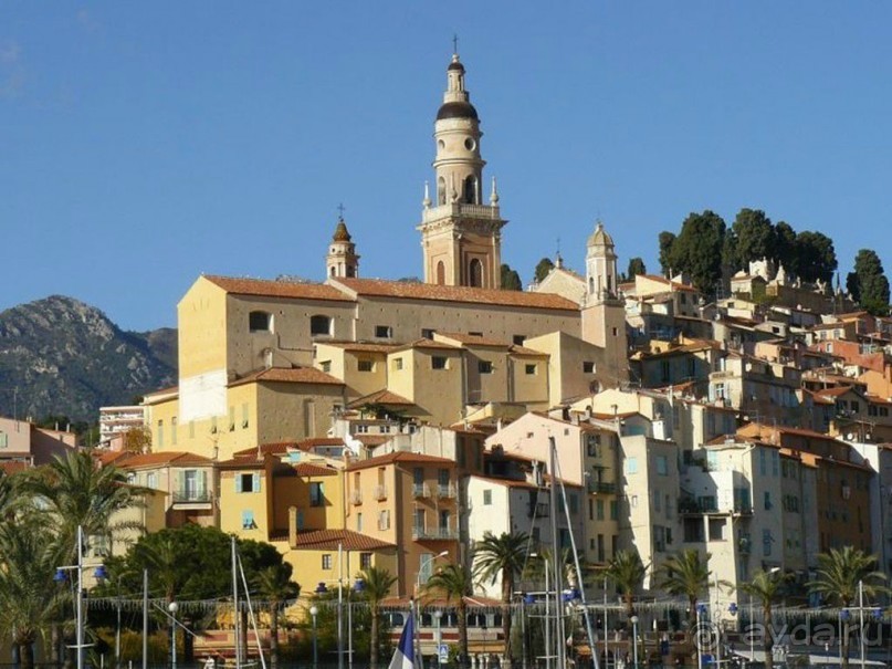 Наиболее значимым памятником Мантона считается Собор Святого Архангела Михаила (Basilique Saint-Michel-Archange), построенного в XVII веке.