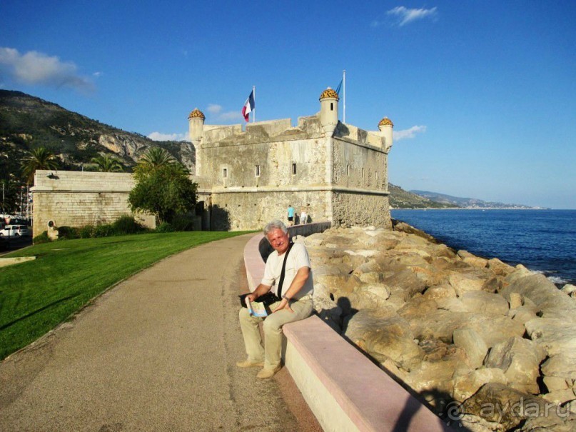 Кубический бастион у Старого порта занимает музей Жана Кокто (Musée Jean Cocteau), почетного жителя города. Кокто любил Ментон  и охотно его украшал. Бастиона XVII века был сильно поврежден  во время войны. Кокто реставрировал его до самой смерти.
