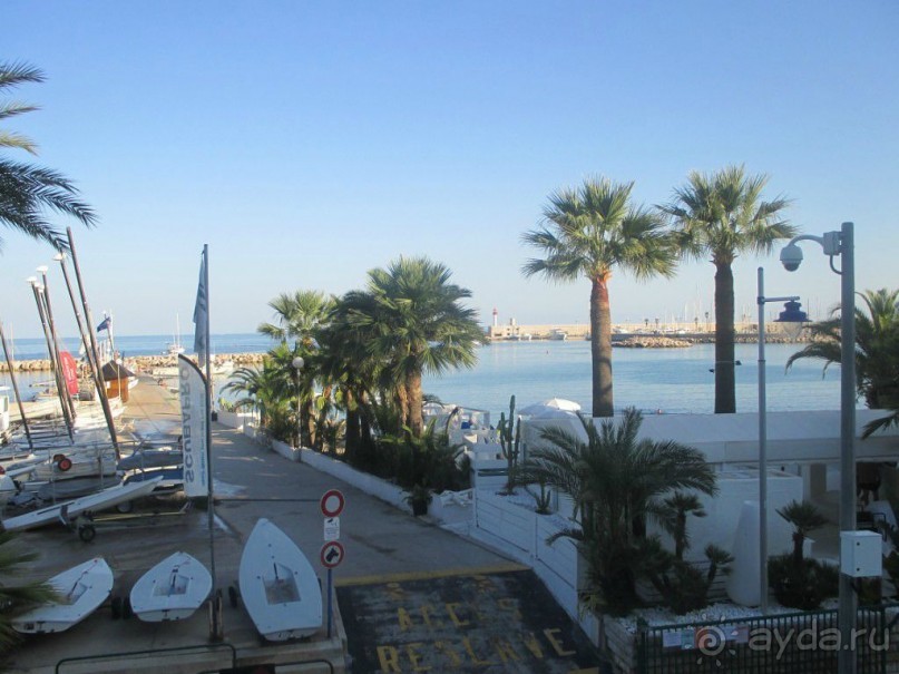 Практически в центра города находится небольшой Старый порт (Vieux Port), в котором швартуются маленькие рыбацкие суденышки..