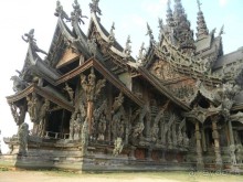 На территории Храма Истины.